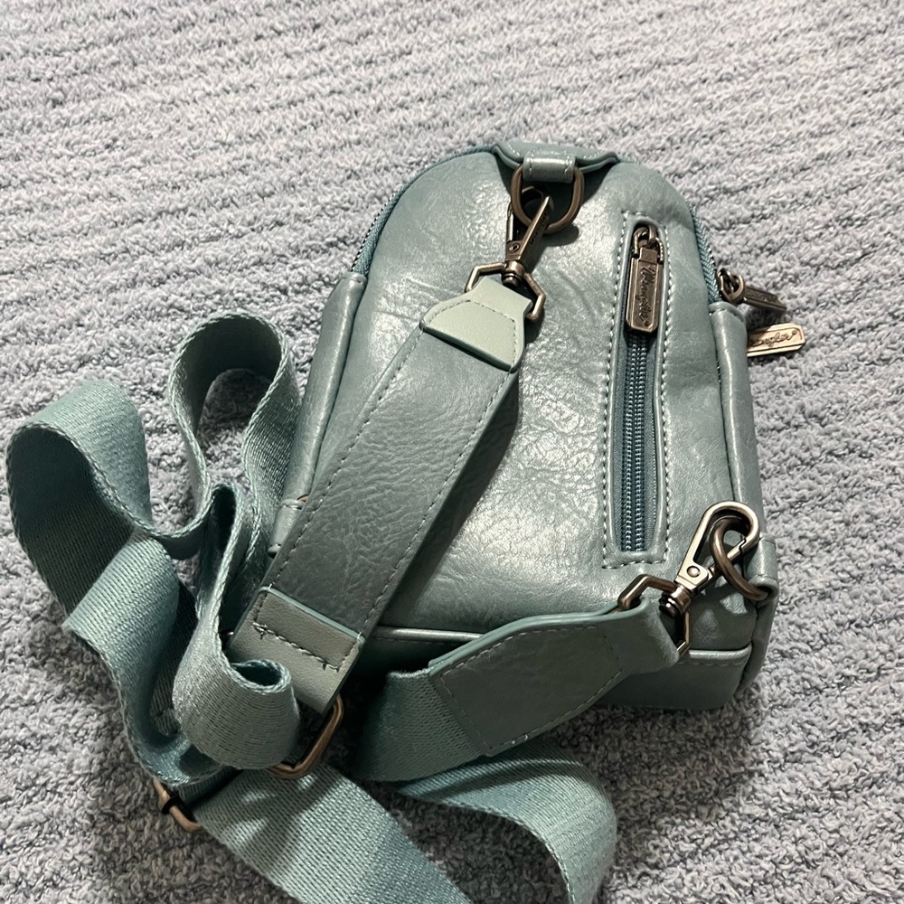 Wrangler Green Compact Crossbody Bag with Adjustable Strap - Picture 3 of 3